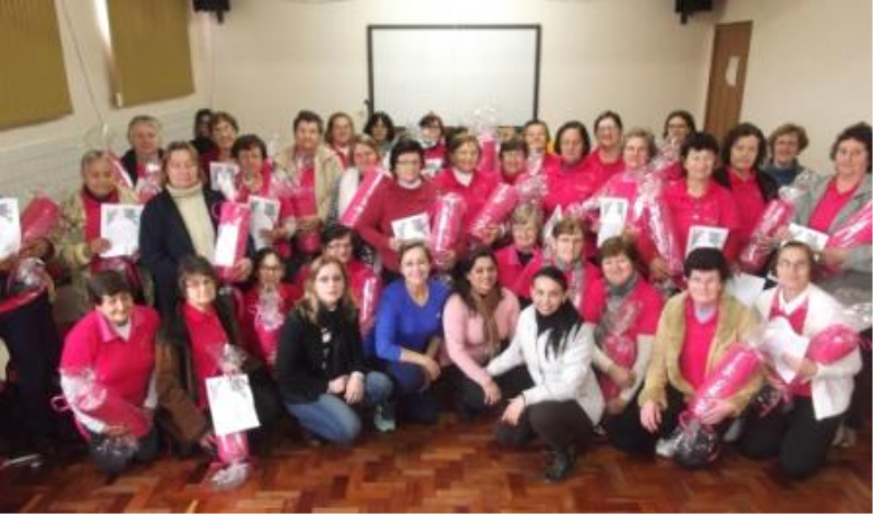 CRAS presenteia Grupo das Rosas